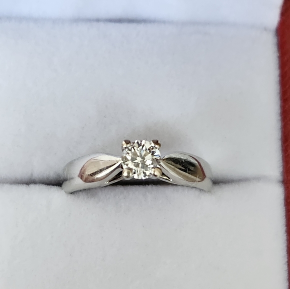 18K gold ring with natural diamond from Spence Jewellers. - Picture 6 of 11